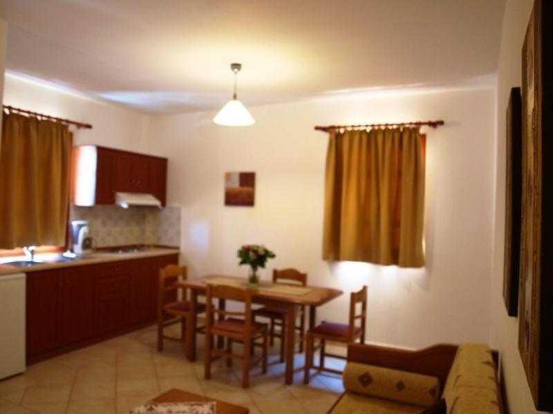 Golden Sun Apartments Arkasa Habitación foto