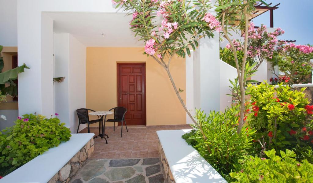 Golden Sun Apartments Arkasa Habitación foto